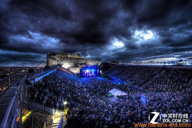 大型露天演出的現場(chǎng)，大屏幕的應用可以保證所有現場(chǎng)觀(guān)眾都可以看到表演的情況