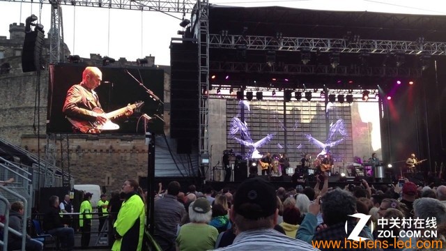歐美流行的露天音樂(lè )節上，人們不需要靠近舞臺就能欣賞藝術(shù)家的精湛表演
