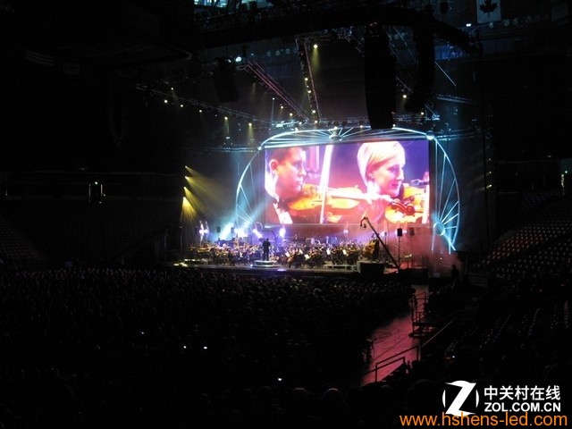 高雅的音樂(lè )會(huì )上，商用顯示大屏正在展示演奏者的技巧